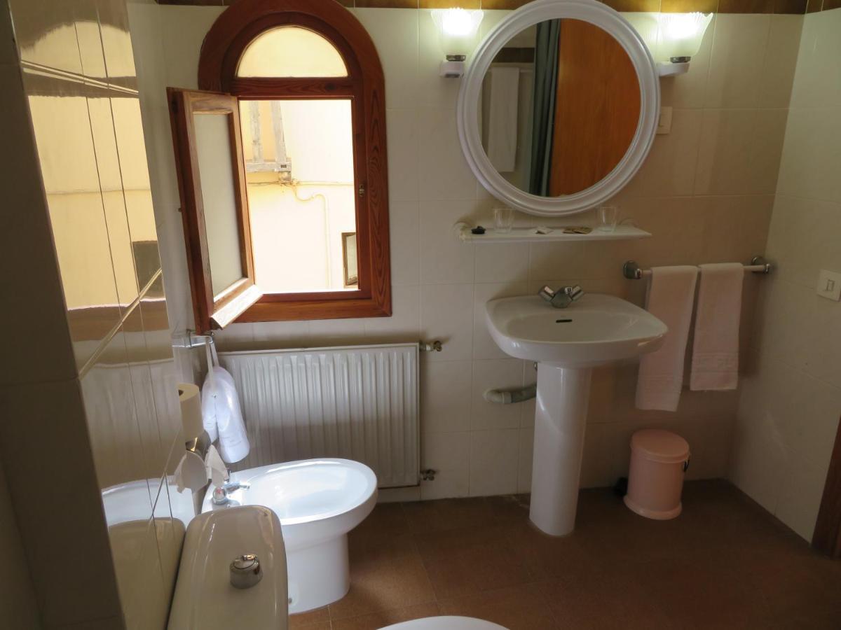 Meson La Lonja Hotel Herbes Екстериор снимка